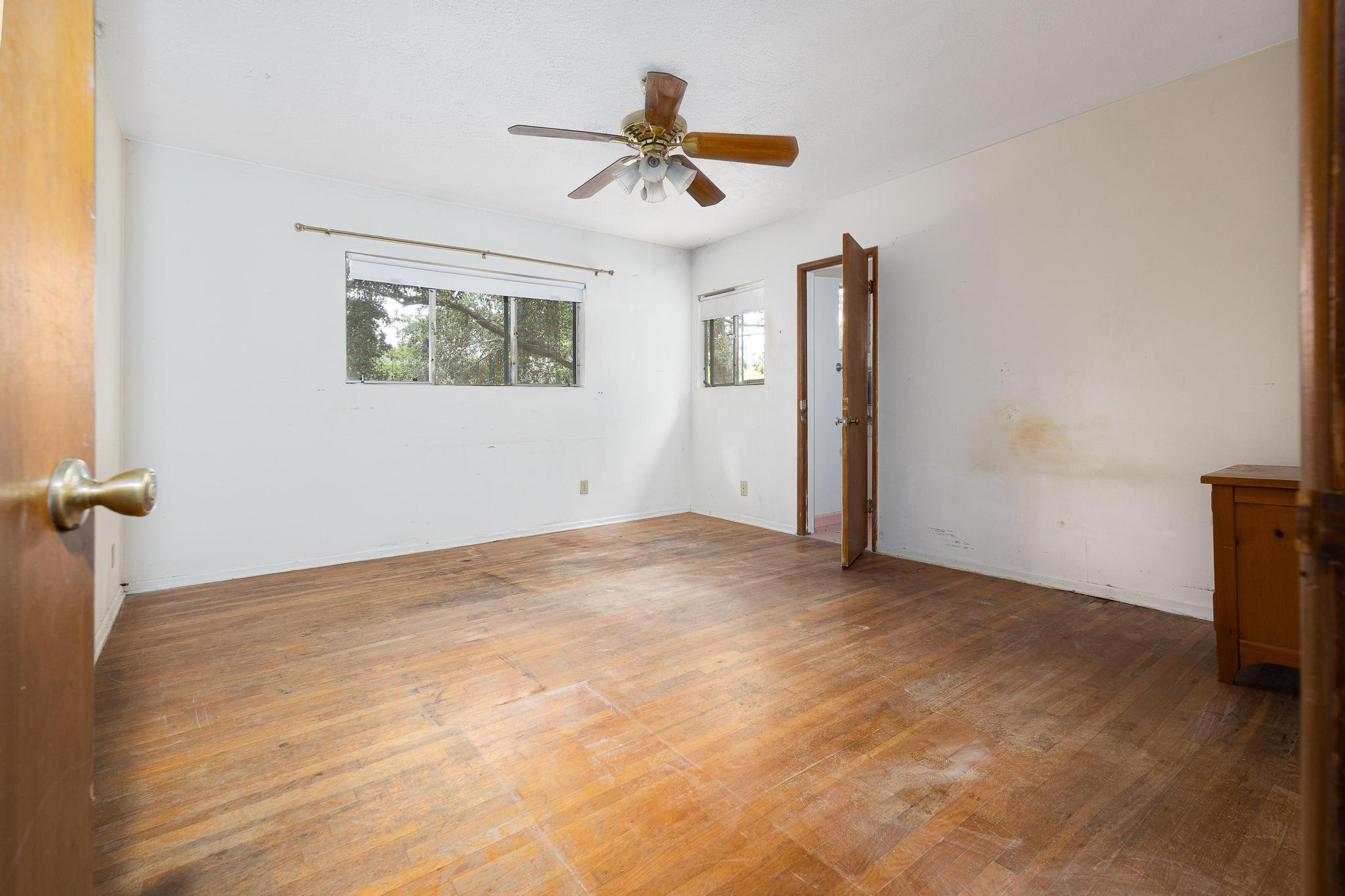 Teen boy bedroom before renovation